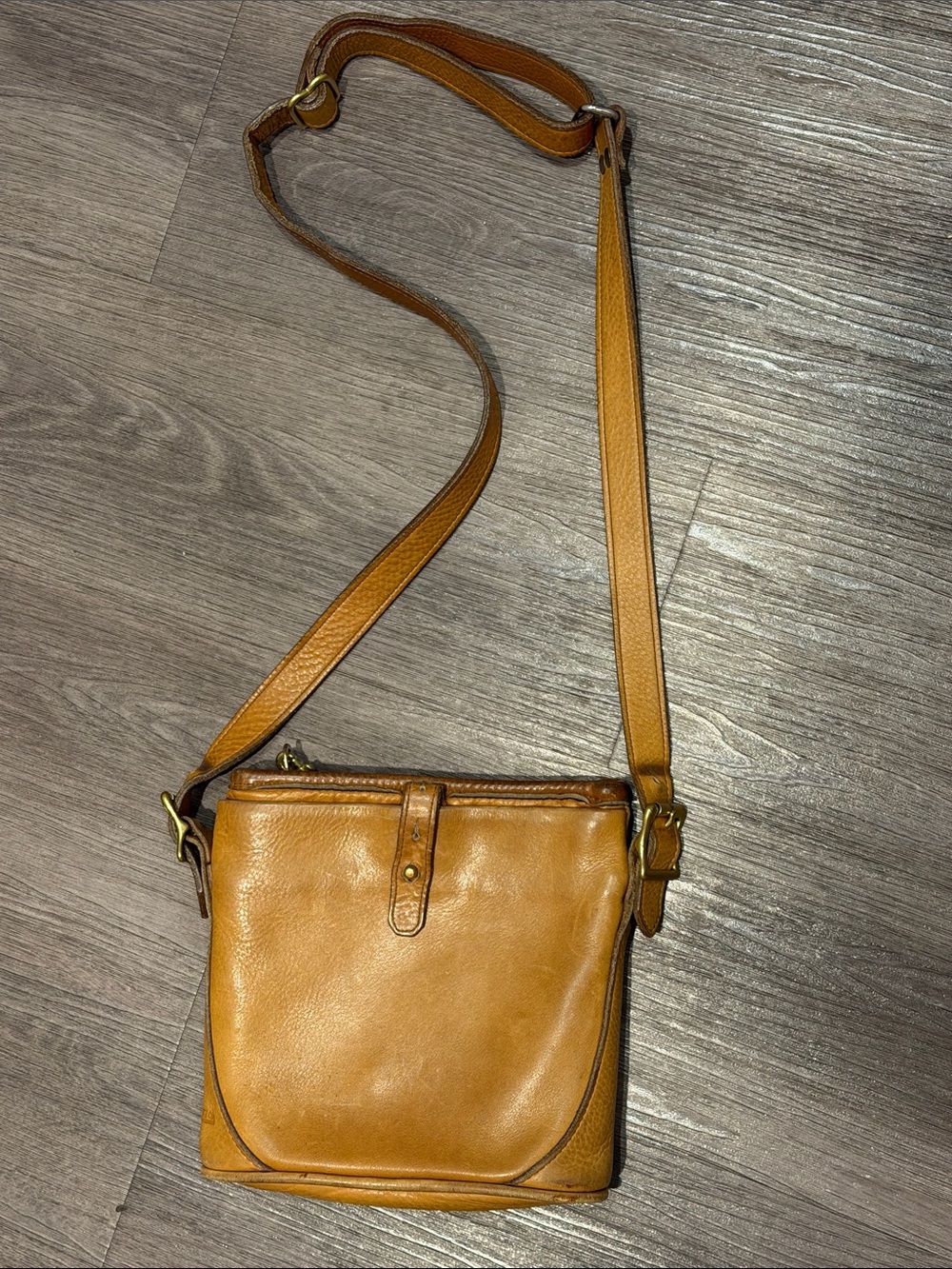 Classic Tan Leather Crossbody Bag with Adjustable Strap